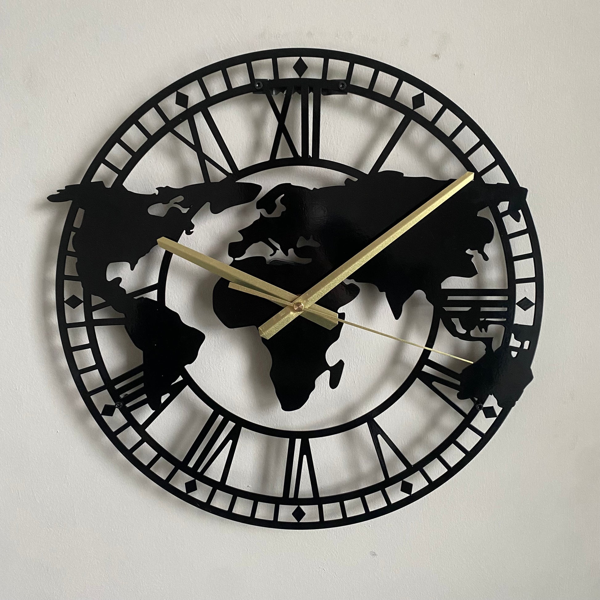 Reloj de pared de metal con mapa del mundo hecho a mano a medida